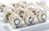 Uramaki con gamberi e avocado