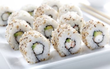 Uramaki con gamberi e avocado