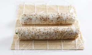 Preparazione Uramaki con gamberi e avocado - Fase 8