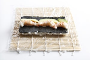 Preparazione Uramaki con gamberi e avocado - Fase 6