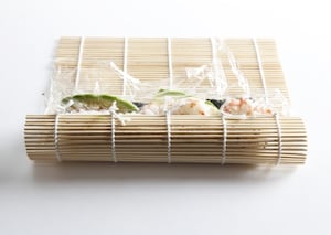 Preparazione Uramaki con gamberi e avocado - Fase 6