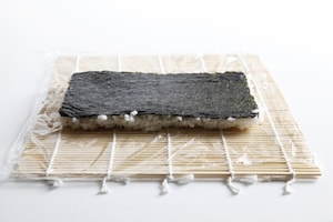 Preparazione Uramaki con gamberi e avocado - Fase 5