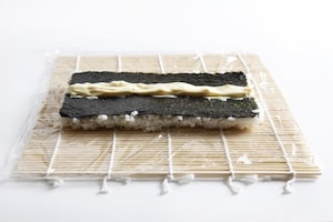 Preparazione Uramaki con gamberi e avocado - Fase 5