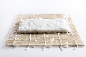 Preparazione Uramaki con gamberi e avocado - Fase 4