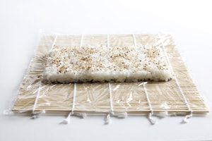 Preparazione Uramaki con gamberi e avocado - Fase 4