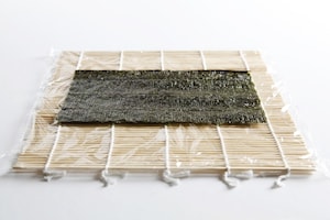 Preparazione Uramaki con gamberi e avocado - Fase 3