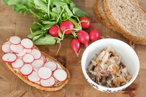 Preparazione Panino aringa e ravanelli - Fase 3