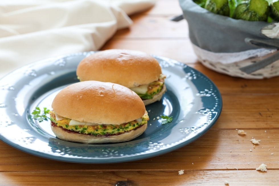 Panino frittata di zucchine e confettura di cipolle ricetta