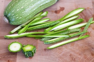 Preparazione Panino frittata di zucchine e confettura di cipolle - Fase 1