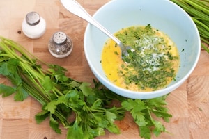 Preparazione Panino frittata di zucchine e confettura di cipolle - Fase 1