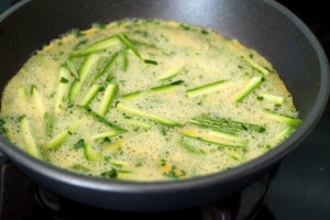 Preparazione Panino frittata di zucchine e confettura di cipolle - Fase 2