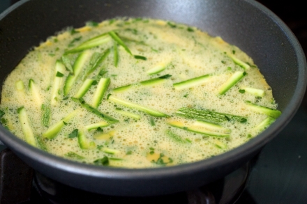 Preparazione Panino frittata di zucchine e confettura di cipolle - Fase 2 Preparazione Panino frittata di zucchine e confettura di cipolle - Fase 2