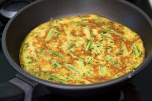 Preparazione Panino frittata di zucchine e confettura di cipolle - Fase 3