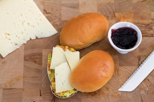 Preparazione Panino frittata di zucchine e confettura di cipolle - Fase 4