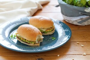 Preparazione Panino frittata di zucchine e confettura di cipolle - Fase 4