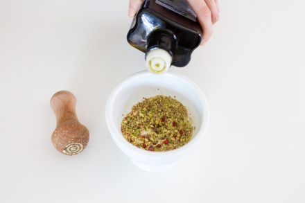 Preparazione Panino mortadella, caprino e pesto di pistacchi - Fase 1 Preparazione Panino mortadella, caprino e pesto di pistacchi - Fase 1