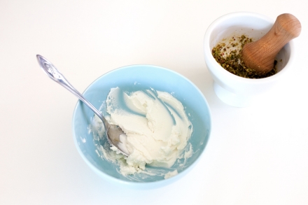 Preparazione Panino mortadella, caprino e pesto di pistacchi - Fase 2 Preparazione Panino mortadella, caprino e pesto di pistacchi - Fase 2