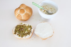 Preparazione Panino mortadella, caprino e pesto di pistacchi - Fase 3