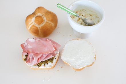 Preparazione Panino mortadella, caprino e pesto di pistacchi - Fase 3 Preparazione Panino mortadella, caprino e pesto di pistacchi - Fase 3