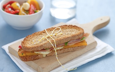 Panino peperoni marinati e porchetta