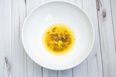 Preparazione Panino con pollo, aceto balsamico e puntarelle - Fase 1 Preparazione Panino con pollo, aceto balsamico e puntarelle - Fase 1