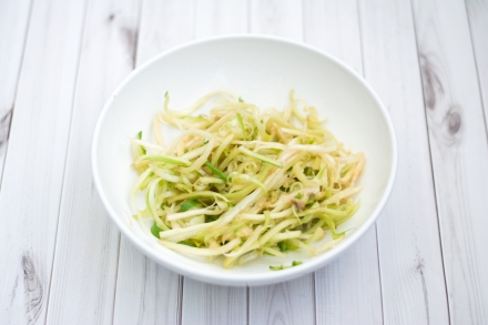 Preparazione Panino con pollo, aceto balsamico e puntarelle - Fase 1 Preparazione Panino con pollo, aceto balsamico e puntarelle - Fase 1