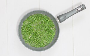 Preparazione Torta alla robiola con salsa di piselli - Fase 2