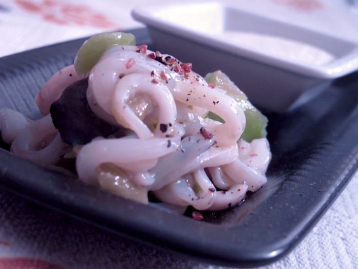Anelli di calamaretti marinati e tzatziki ricetta