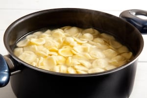 Preparazione Orecchiette con pomodorini e ricotta salata - Fase 3