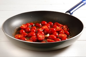 Preparazione Orecchiette con pomodorini e ricotta salata - Fase 2