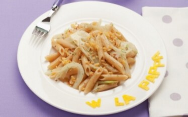 Penne integrali con ﬁnocchi al limone e mollica fritta