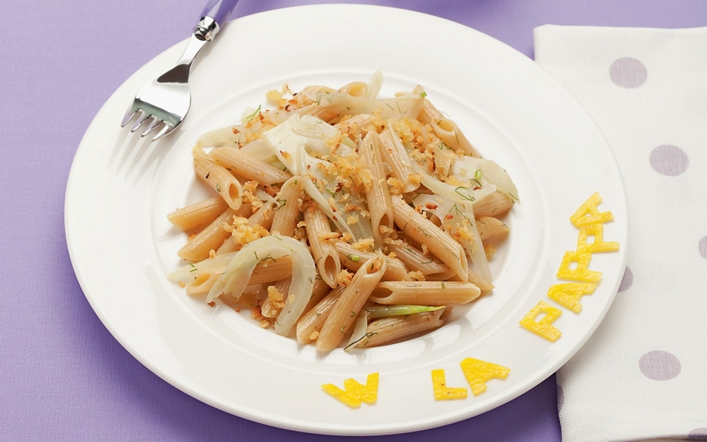 Penne integrali con ﬁnocchi al limone e mollica fritta
