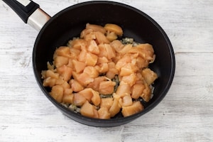 Preparazione Pollo al latte di cocco e curry con cous cous - Fase 1