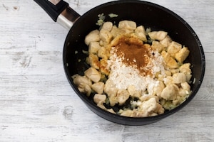 Preparazione Pollo al latte di cocco e curry con cous cous - Fase 2
