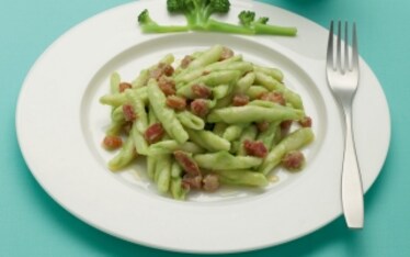 Strascinati con broccoletti e pancetta affumicata