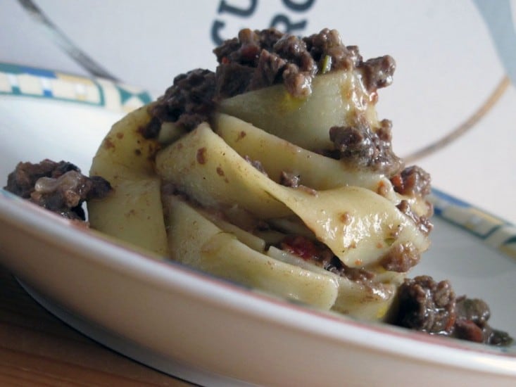 Fettuccine e ragù di daino ricetta