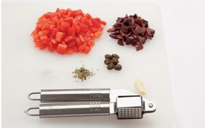 Preparazione Filetto di branzino con dadolata di pomodori - Fase 1