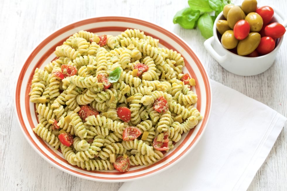 Insalata di fusilli con salsa di uova e basilico ricetta