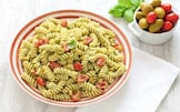 Insalata di fusilli con salsa di uova e basilico