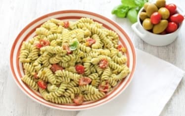 Insalata di fusilli con salsa di uova e basilico