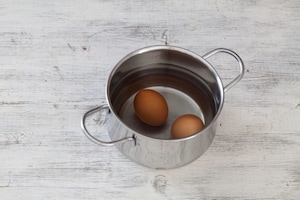 Preparazione Insalata di fusilli con salsa di uova e basilico - Fase 1
