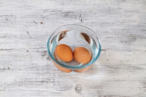 Preparazione Insalata di fusilli con salsa di uova e basilico - Fase 1