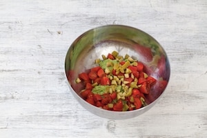 Preparazione Insalata di fusilli con salsa di uova e basilico - Fase 3