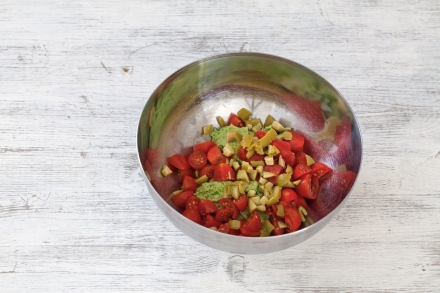 Preparazione Insalata di fusilli con salsa di uova e basilico - Fase 3 Preparazione Insalata di fusilli con salsa di uova e basilico - Fase 3