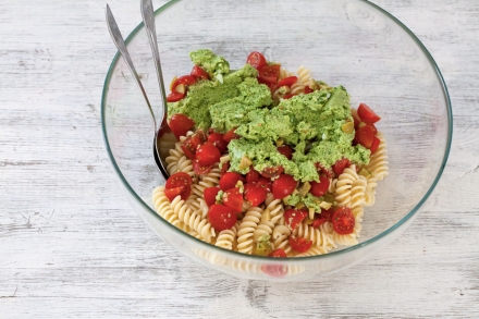 Preparazione Insalata di fusilli con salsa di uova e basilico - Fase 3 Preparazione Insalata di fusilli con salsa di uova e basilico - Fase 3