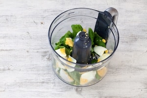 Preparazione Insalata di fusilli con salsa di uova e basilico - Fase 2