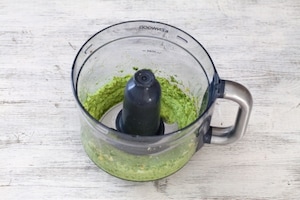 Preparazione Insalata di fusilli con salsa di uova e basilico - Fase 2