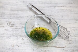 Preparazione Involtini di spada con salmoriglio e insalata - Fase 4