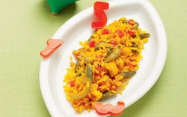 Paella con verdure, pollo e coniglio