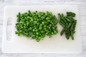 Preparazione Pennette alla carbonara con asparagi e trota affumicata - Fase 1